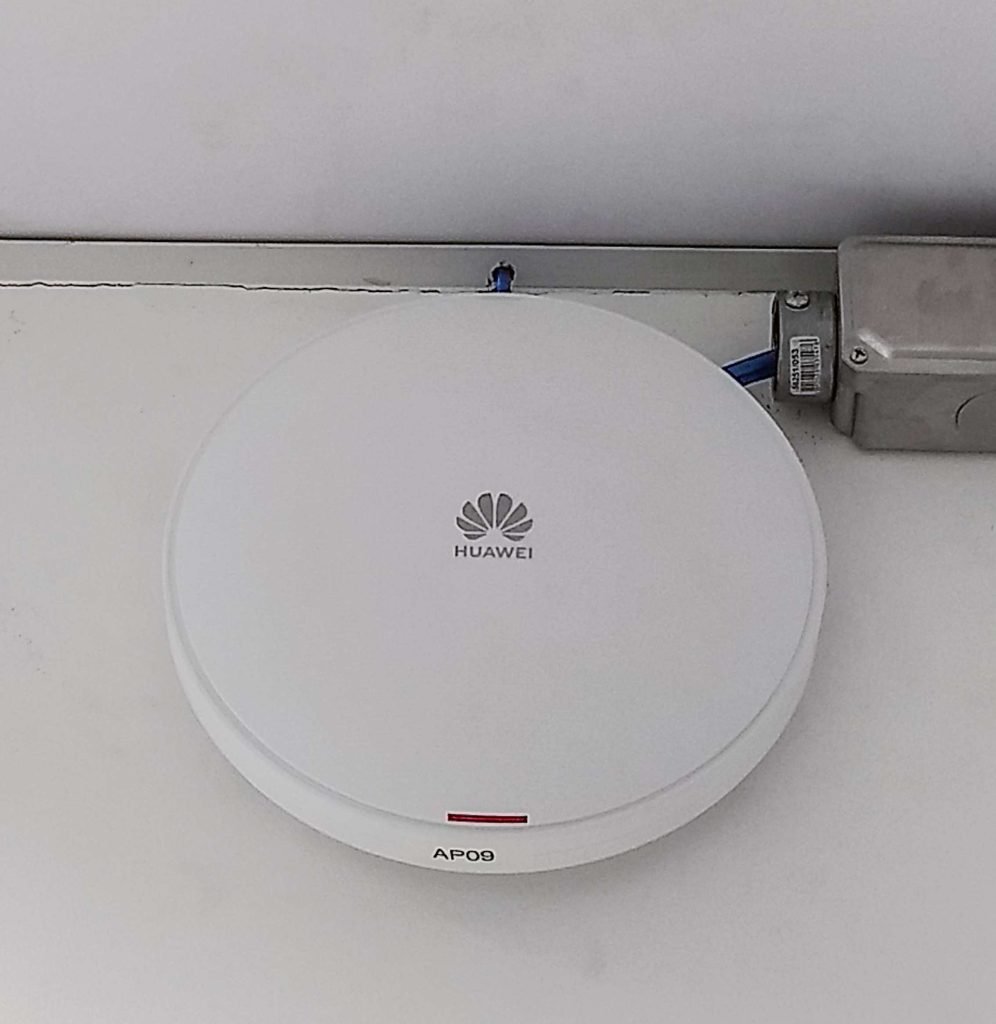 O sistema de Access Points da Huawei ajuda na conectividade do projeto.