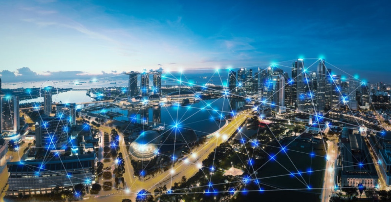 O mercado de Smart Cities cresce devido à necessidade de segurança pública e infraestrutura de comunicação e a adoção de tecnologias conectadas.