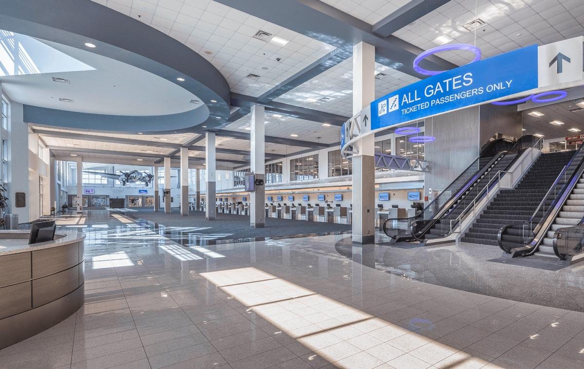 O Aeroporto Internacional Orlando Sanford (SFB), conhecido como o portal para o sol da Flórida Central, recebe quase dois milhões de passageiros por ano.