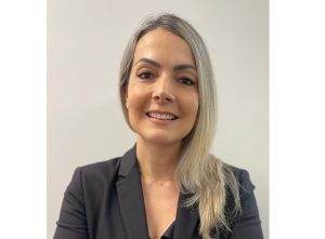 Amanda Oliveira como nova diretora financeira da Ingram Micro Brasil. A nomeação é uma estratégia para fortalecer a posição da empresa junto às revenda.