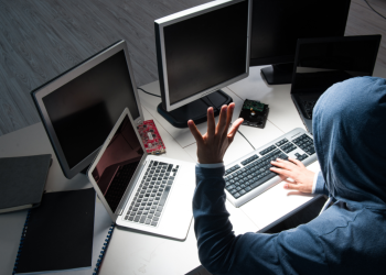 A biomeria de voz ajuda a identificar e combater fraudes e riscos cibernéticos, principalmente no setor de Bancos, analisando dados de voz.