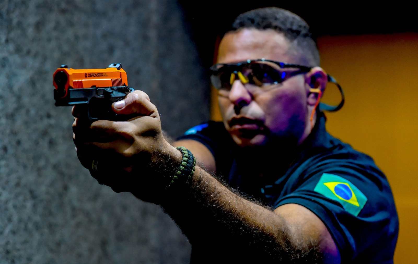 As armas não-letais destacadas pela Condor mostram a preocupação da empresa com tecnologias que possam combater a criminalidade sem risco de perda de vidas.