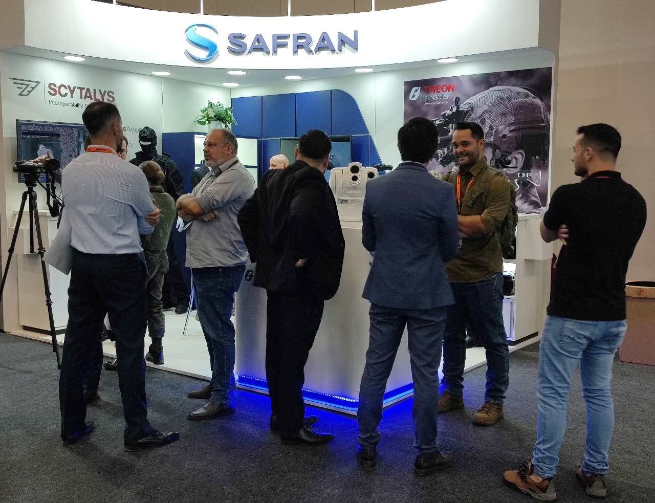 A linha de equipamentos optrônicos que a Safran está apresentando na COP inclui binóculos e monóculos equipados com alta tecnologia para Forças Armadas.