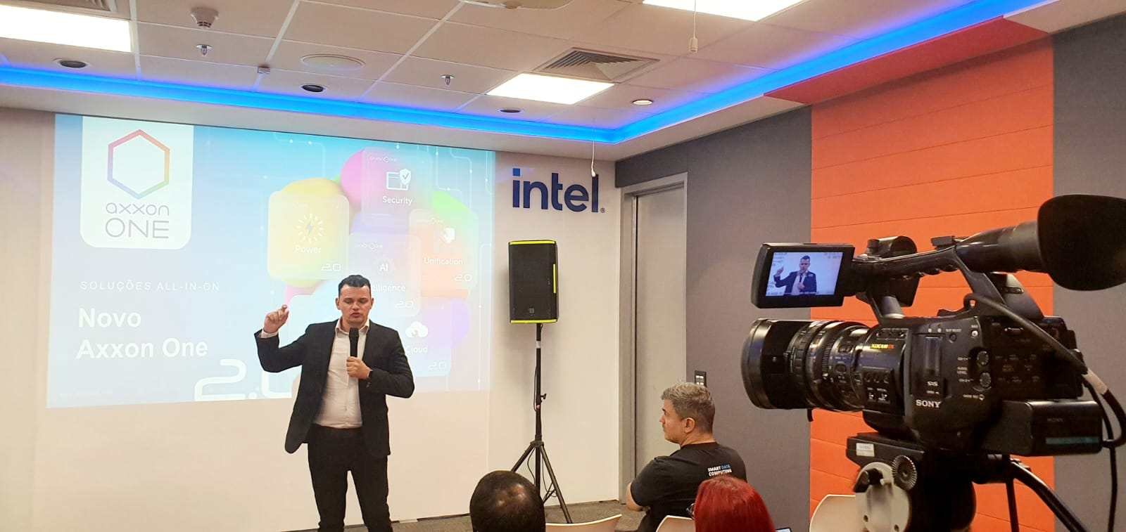 Com foco total em Inteligência Artificial e Cibersegurança, a terceira edição do AxxonSoft on Air contou com a participação de parceiros como Intel e SDC.