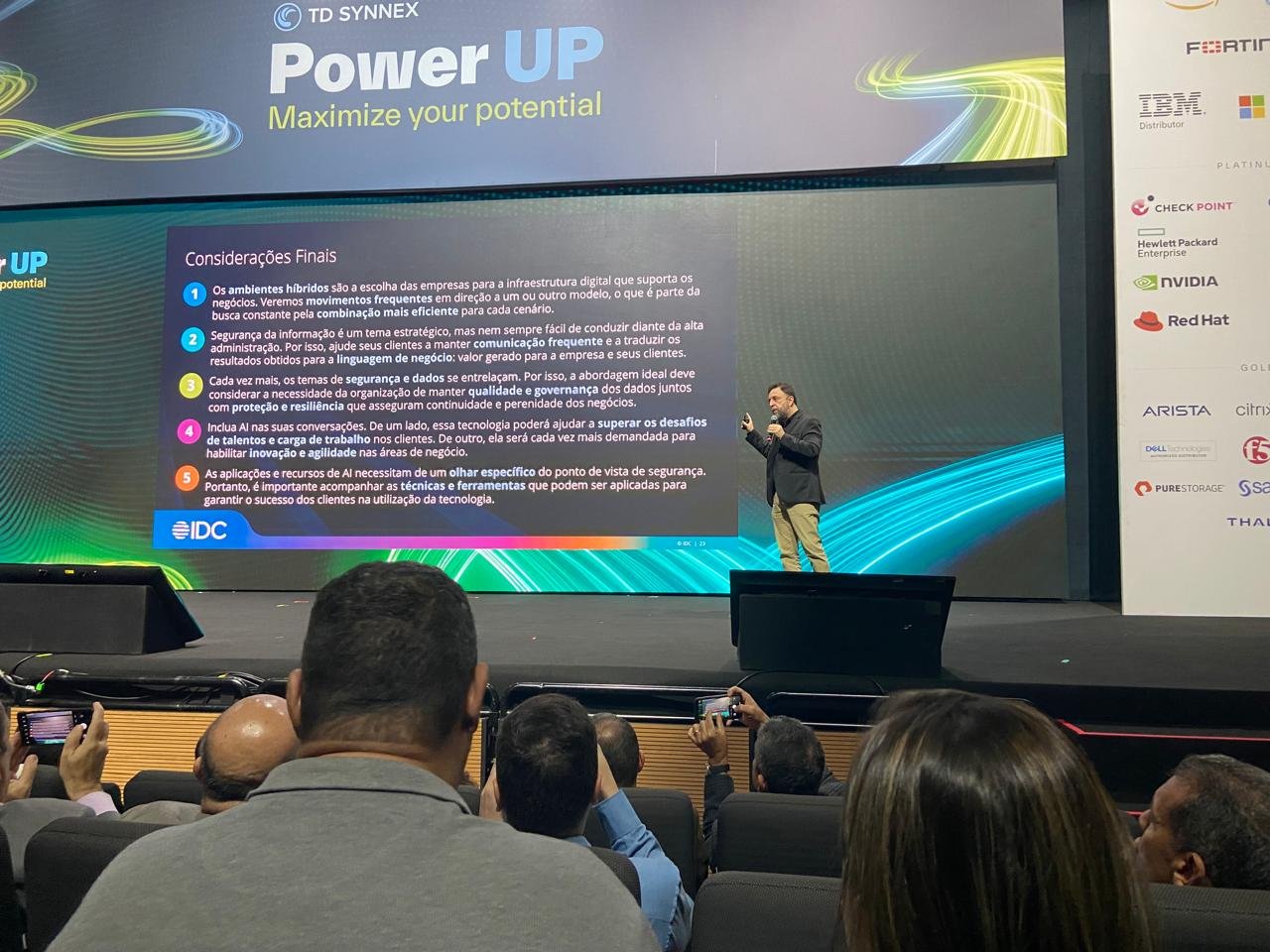 O evento Power Up, da Synnex, reuniu canais de vendas para discutir os desafios de empreender na área de TI, o cenário de oportunidades em data analytics.