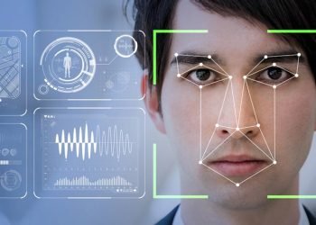 No estande da Aware, um totem com monitor de 43 polegadas, que combina a imagem capturada com outra face, vai gerar imagens deepfake ao vivo.