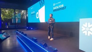 O evento da Snowflake mostrou como a IA está transformando os processos decisórios, gerando insights e recomendações estratégicas de forma ágil e intuitiva.