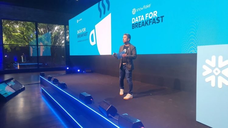 O evento da Snowflake mostrou como a IA está transformando os processos decisórios, gerando insights e recomendações estratégicas de forma ágil e intuitiva.