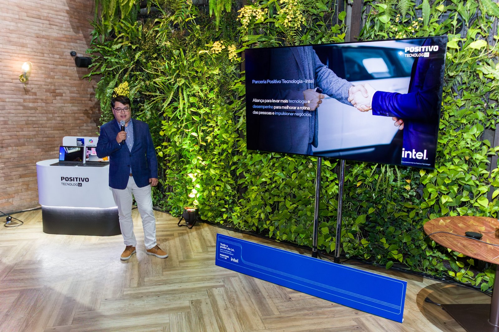 A nova linha de PCs com IA - Positivo Master Copilot, é o primeiro notebook intermediário equipado com a geração de processadores Intel Core Ultra Série 3.