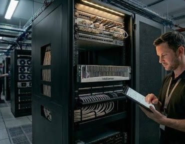 O servidor tem arquitetura robusta e capacidade para workloads críticos, e é uma alternativa competitiva para organizações do setor PME.