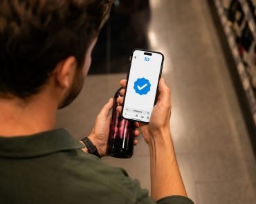 Inspirado na lógica da impressão digital humana, o ORIGINAL.ID garante ao consumidor a identificação de produtos com precisão de 99,99%. Essa biometria exclusiva transforma cada item físico em um canal direto de comunicação, inaugurando a era do Product-to-Consumer (P2C). O projeto nasce de um hub global de inovação, estruturado no Brasil pela SECURETRACE, em parceria com referências mundiais em inteligência artificial e visão computacional.
