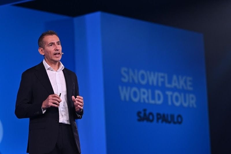 A programação do evento da Snowflake debateu a aplicação de IA nos mais diversos aspectos da tecnologia, apresentando de uso em processos empresariais.